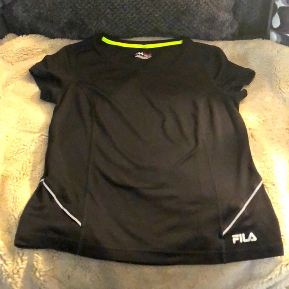 🎉4 for $20 Fila Workout Tee, size Medium - Picture 1 of 5